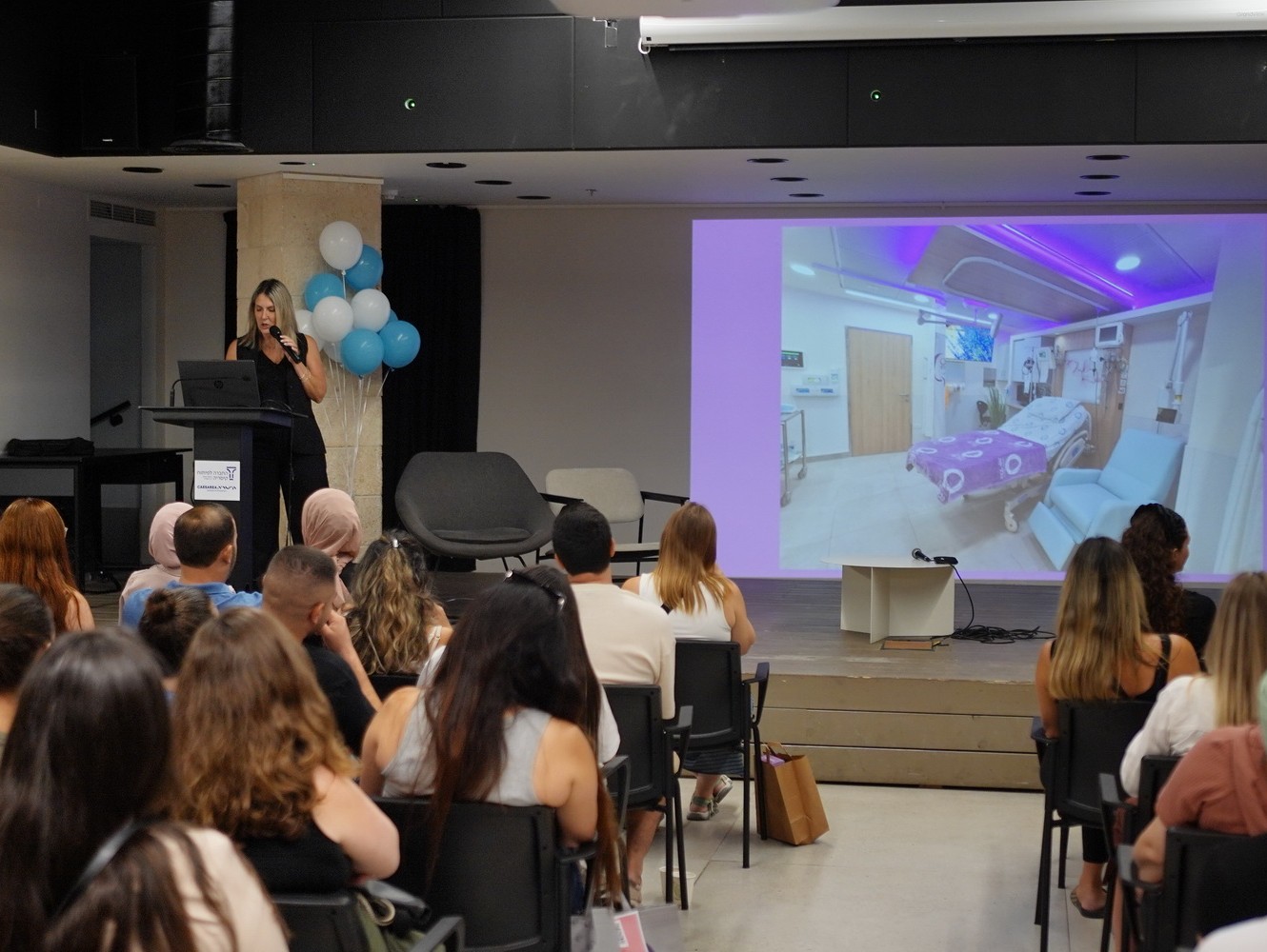 תניה לוי מציגה את חדרי הלידה החדשים בכנס הריון ולידה של המרכז הרפואי הלל יפה בקיסריה