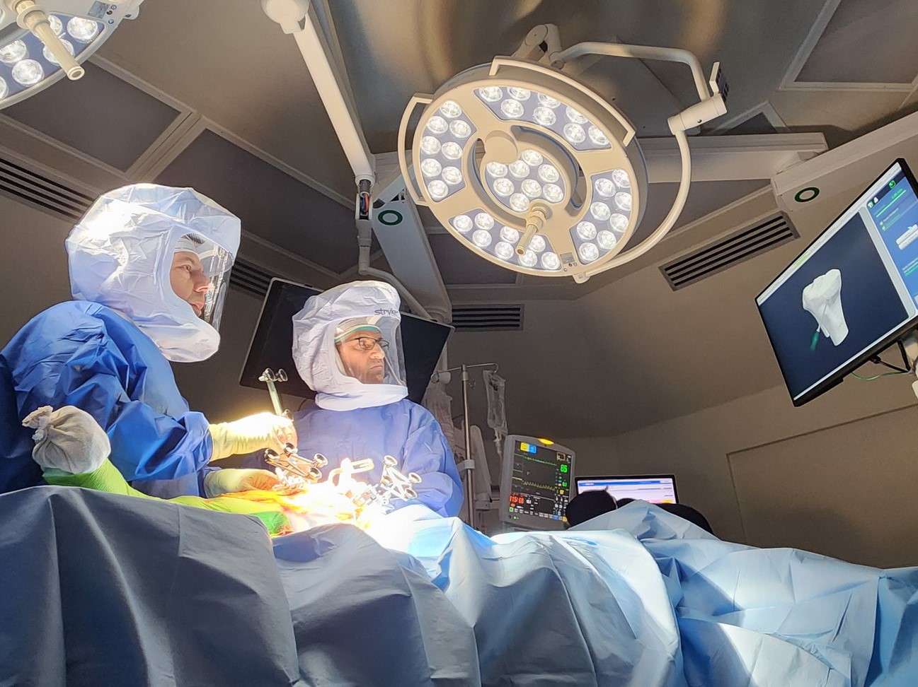 عملية جراحية لاستبدال الركبة بواسطة الروبوت المبتكر في المركز الطبي هيلل يافه