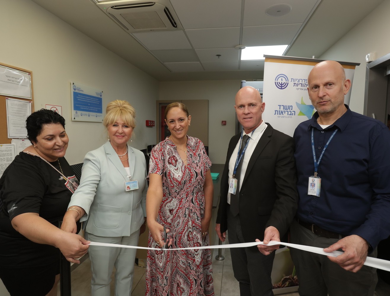 حفل افتتاح العيادة بحضور إدارة المركز الطبي هيلل يافه ومركز شاعر منشه للصحة النفسية جنبا إلى جنب مع والدة نيتسان، فرح شيسلر