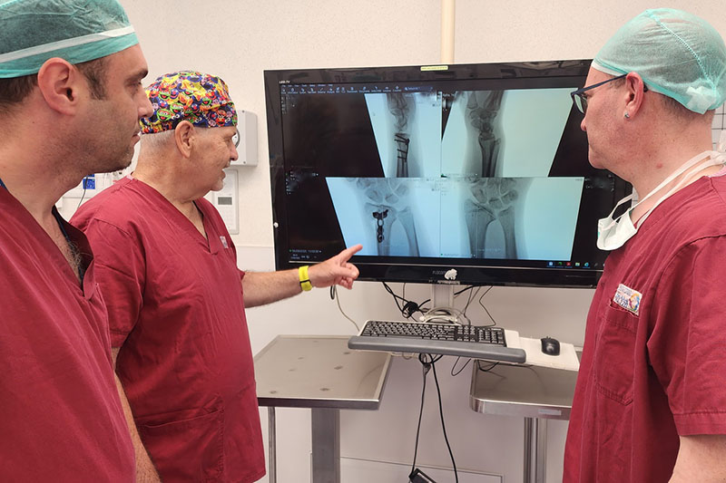 ד"ר בועז גרנות, ד"ר מוחמד יונס וד"ר אייל מרכדו מהמערך האורתופדי בהלל יפה מתרשמים מצילומי הרנטגן לפני הניתוח ואחריו