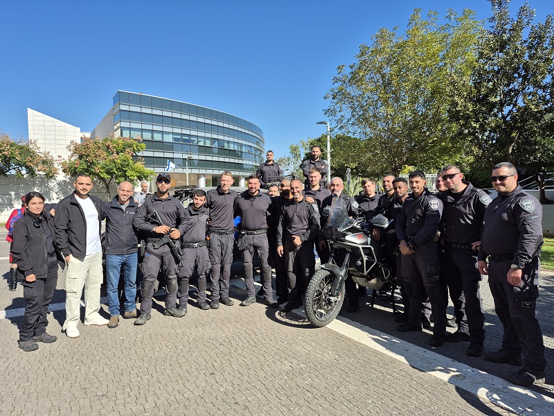 שוטרי יחידת רומ"ח מרחב מנשה עם צוות מחלקת ביטחון של המרכז הרפואי הלל יפה