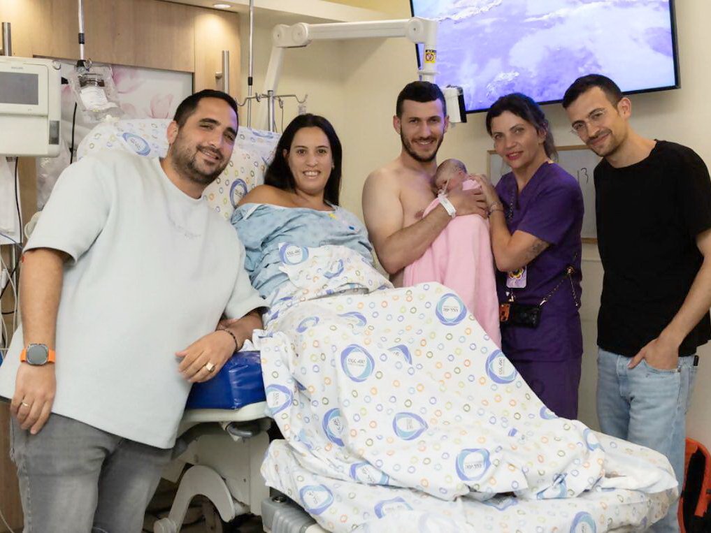 הזוגות עם מילנה המיילדת בחדר לידה של המרכז הרפואי הלל יפה. צילום: אורית סרור