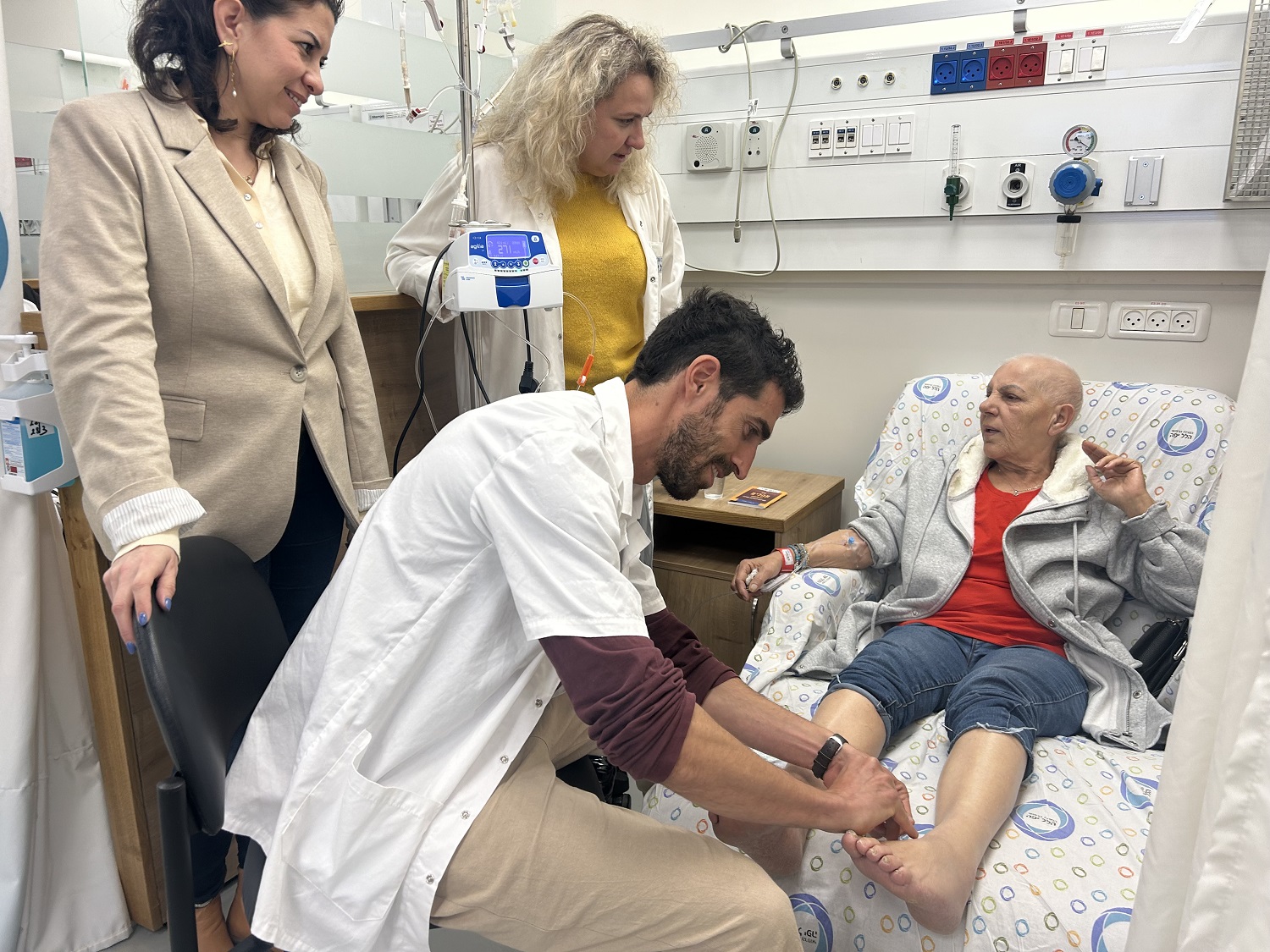 Acupuncture treatment at the Oncology Institute at Hillel Yaffe Medical Center